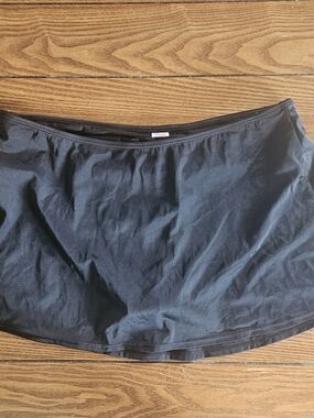 🌹Tropical Escape Black Swim Skirt with Elastic Waistband, Size L.